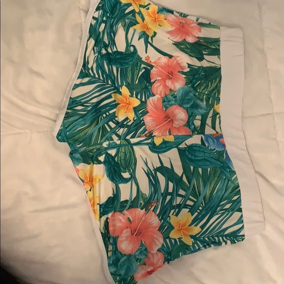 Tropical shorts - Picture 2 of 3